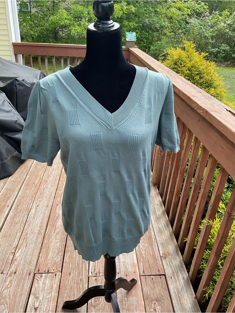 Sweater top with short sleeves and puffy sleeves size large